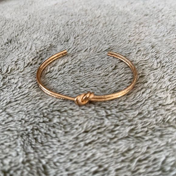 Gold knot bangle bracelet - Picture 1 of 4